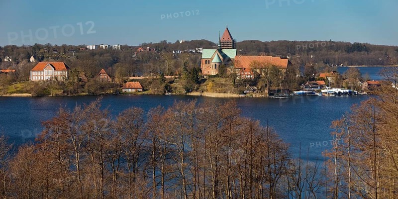 Schoene Aussicht auf Ratzeburg mit dem Domsee und dem Dom