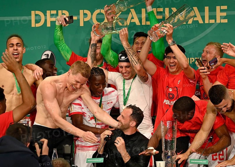 Beer shower for coach Domenico Tedesco
