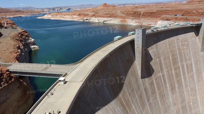 Hydroelectric and river regulation dam with reservoir