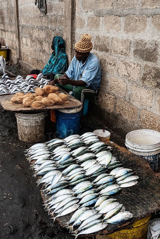 Fischhaendler am Fischereihafen