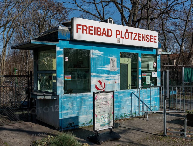 Eingang zum Freibad Ploetzensee in Charlottenburg