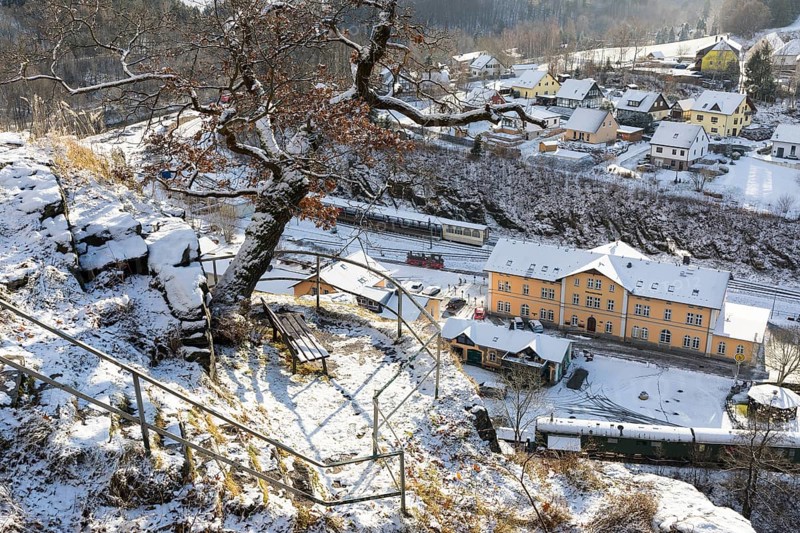 Terraced steep slope with vantage points from the outer castle of Wolkenstein Castle onto the historic railway station and Zschopau in the snow