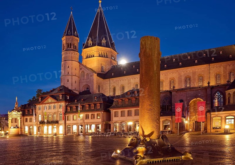 The high St. Martin's Cathedral and Heunensaeule on the market square