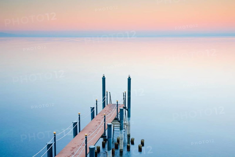 Abendstimmung ueber dem Bodensee mit Badesteg zum See