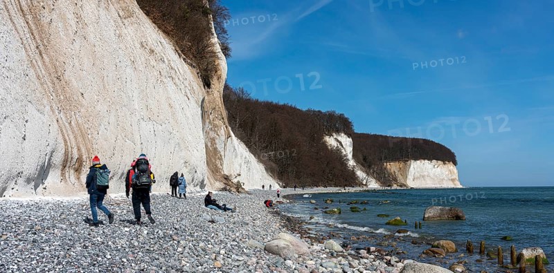 Touristen und Wanderer an den Kreidefelsen der Piratenschlucht in Sassnitz