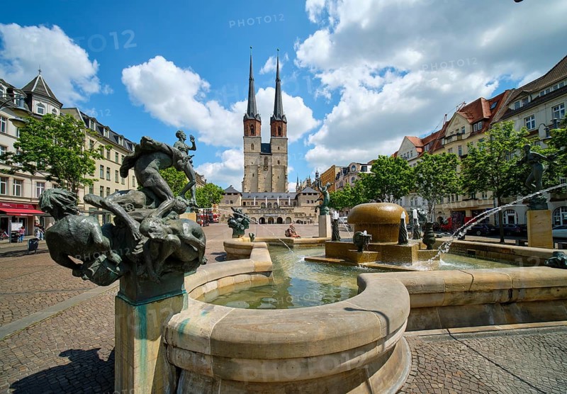Goebelbrunnen by sculptor Bernd Goebel and Marktkirche Unser Lieben Frauen