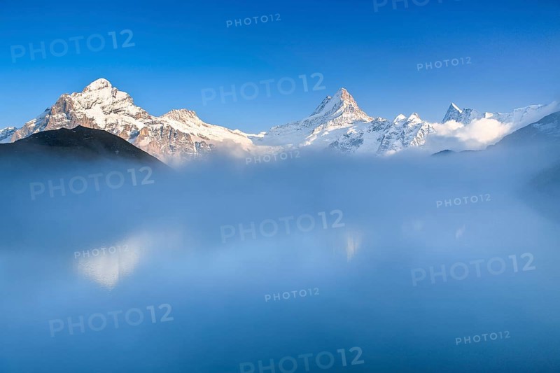 Nebelschwaden ueber dem Bachsee in den Schweizer Alpen bei First oberhalb Grindelwald