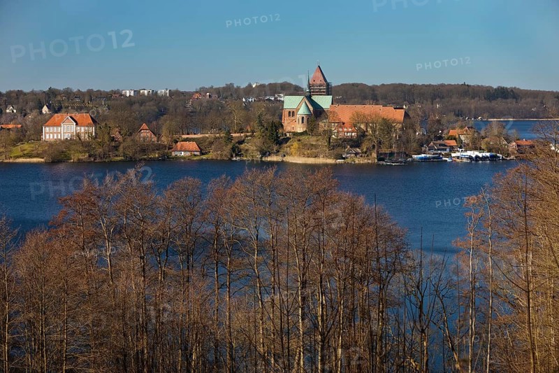 Schoene Aussicht auf Ratzeburg mit dem Domsee und dem Dom