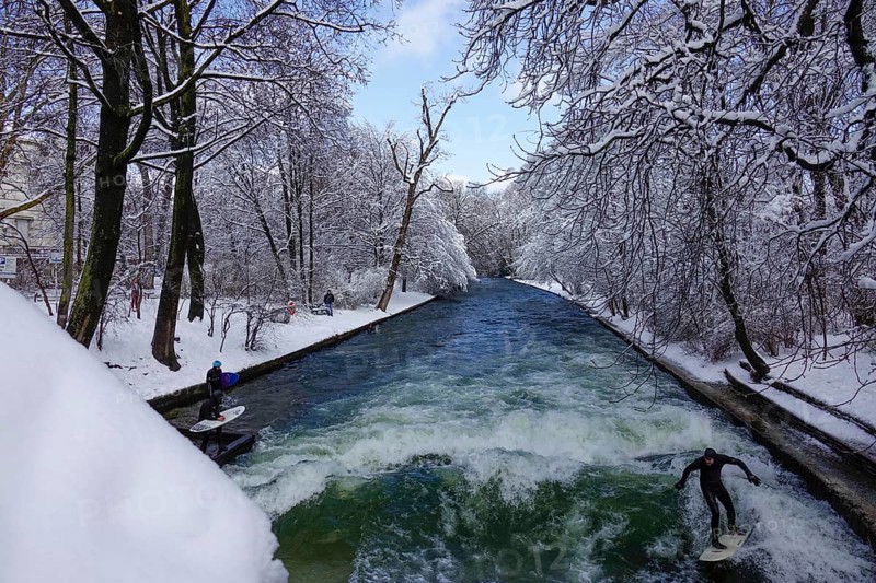 Surfers at the Eisbach wave below Prinzregentenstrasse