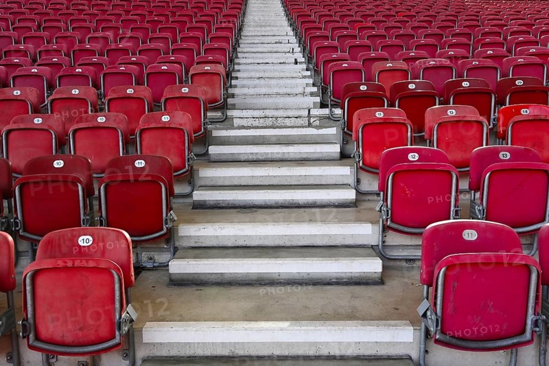 Leere Sitzreihen in der Mercedes-Benz Arena