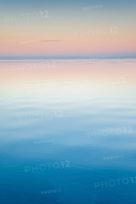 Abendstimmung ueber dem Bodensee Aussicht von Arbon im Kanton Thurgau