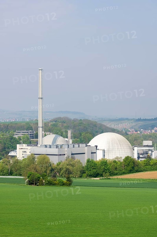 Kernkraftwerk Neckarwestheim mit Reaktorgebaeuden
