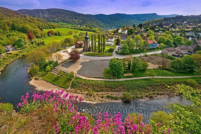 The Lenneschleife with the church of St. Josef in Nachrodt