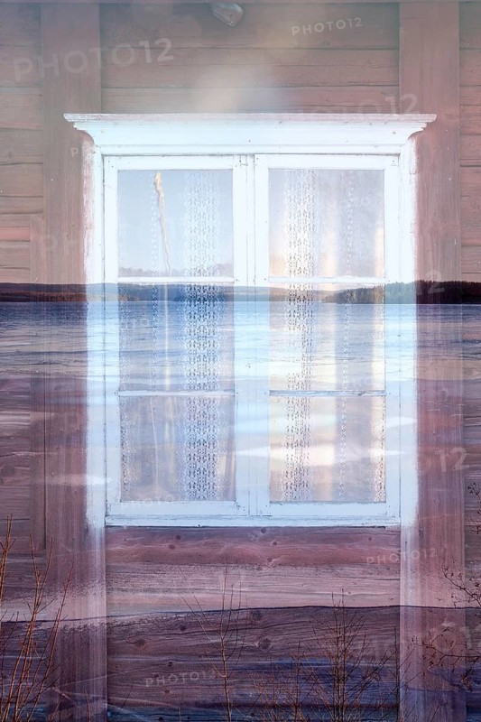 Doppelbelichtung. Erste Belichtung ein weisses Holzfenster in alter roter Blockhausfassade. Zweite Belichtung zeigt den Blick aus dem Fenster auf den See Vaermeln