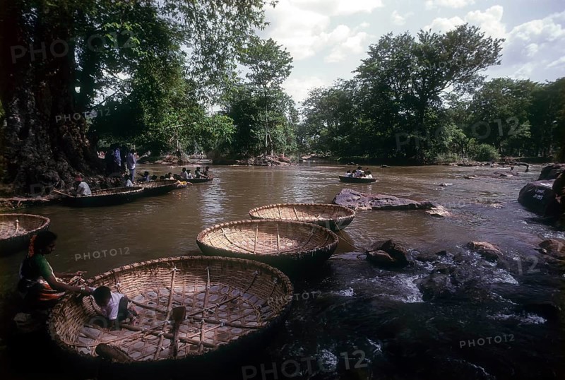 Coracle Oarsmen awaiting Tourist in Hogenakkal