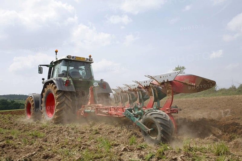 Contractor with Fendt 714 tractor and Kverneland five-furrow plough