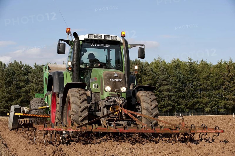Fendt tractor 716 with stone picker