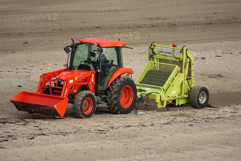 Mechanical beach cleaning