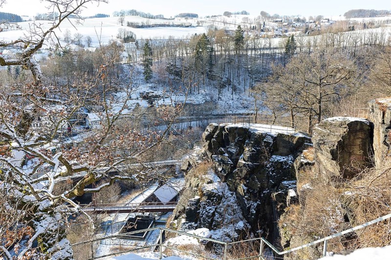 Terraces and wall remains on the steep slope of the Zschopau with viewpoints into the Zschopau valley and the district of Schoenbrunn
