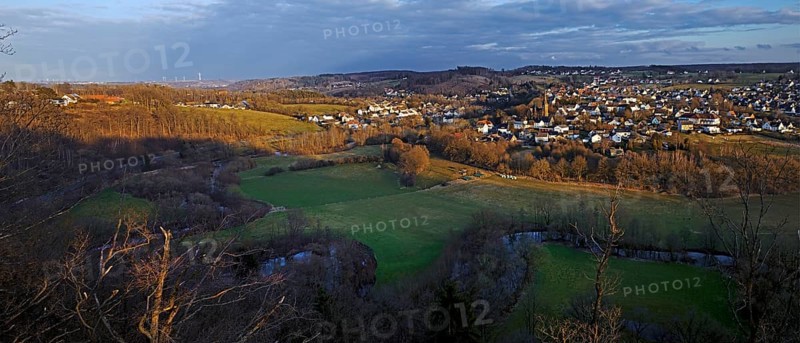Der Fluss Moehne im Tal mit dem Ortsteil Allagen im Abendlicht