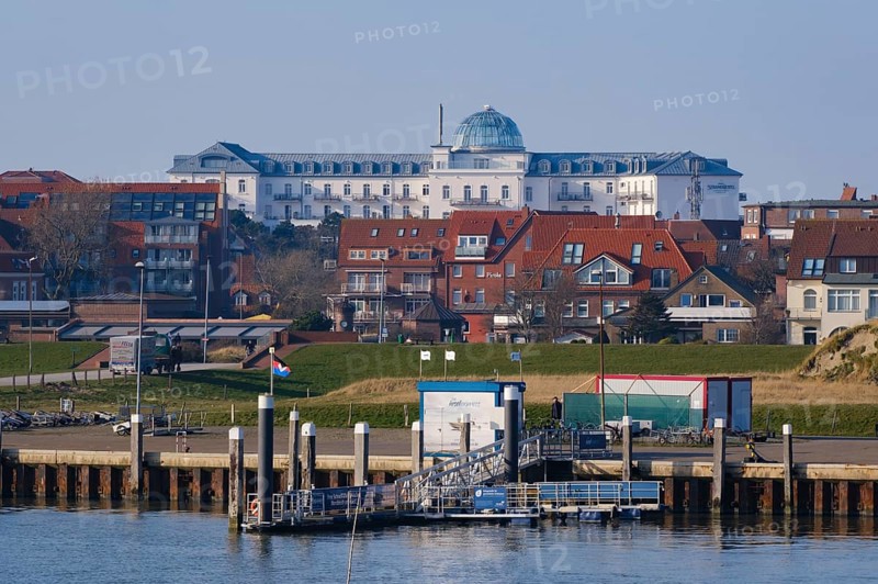 Ortsansicht mit Strandhotel