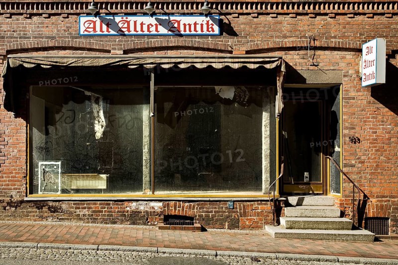 Schmutzige Schaufenster des leerstehenden Ladengeschaeftes Alt