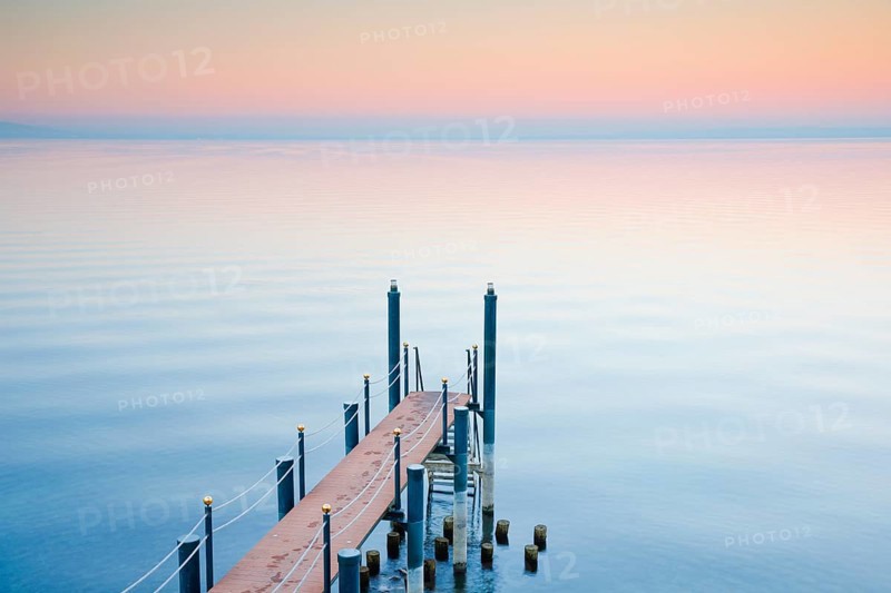 Abendstimmung ueber dem Bodensee mit Badesteg zum See