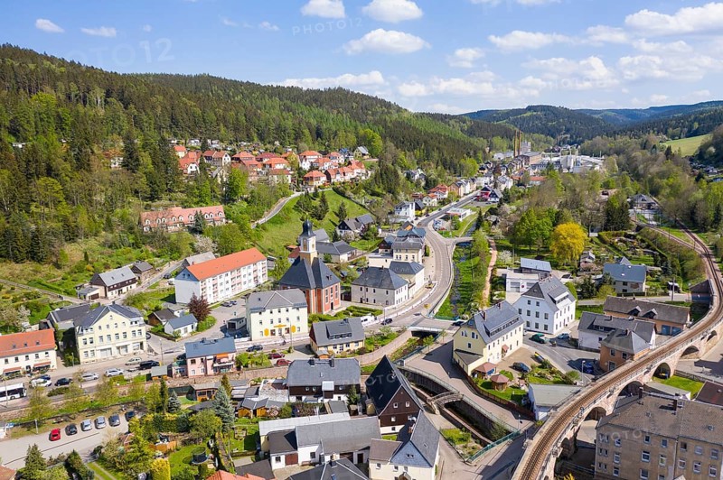 View of the village with the church Zur heiligen Dreifaltigkeit and the viaduct of the Weisseritztalbahn