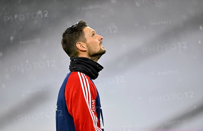 Goalkeeper Sven Ulreich FC Bayern Munich FCB 26 looks up