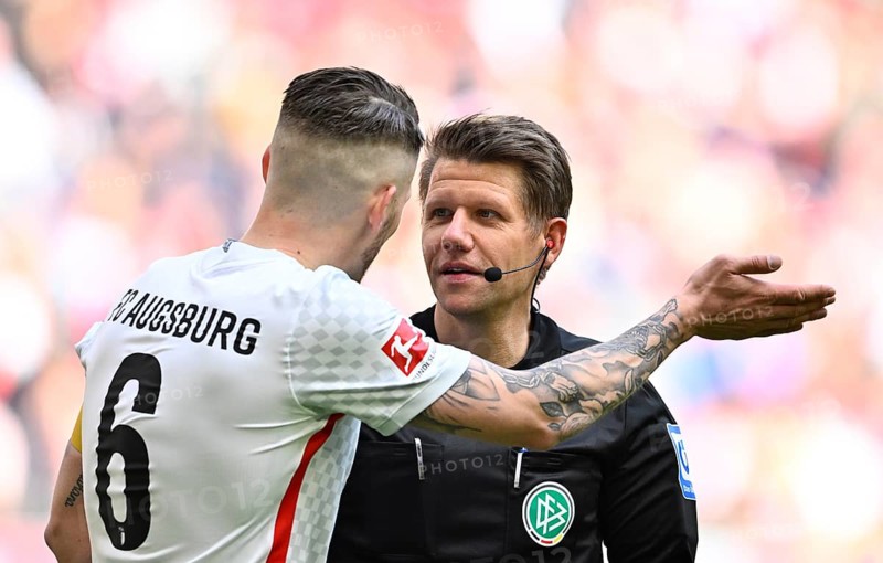 Schiedsrichter Referee Patrick Ittrich im Gespraech mit Jeffrey Gouweleeuw FC Augsburg FCA