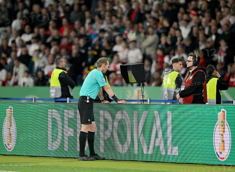 Review Area Videoassist with Referee Sascha Stegemann