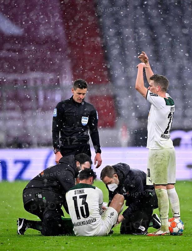 Lars Stindl Borussia Moenchengladbach BMG has to leave the pitch injured