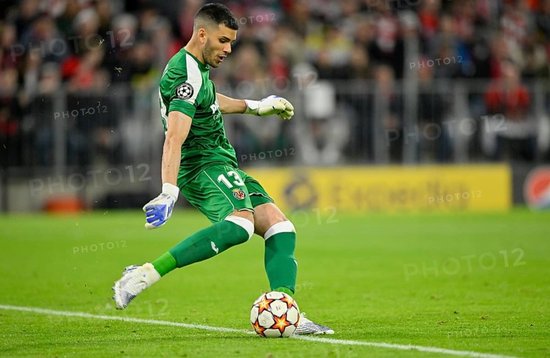 Torwart Geronimo Rulli FC Villarreal beim Abstoss