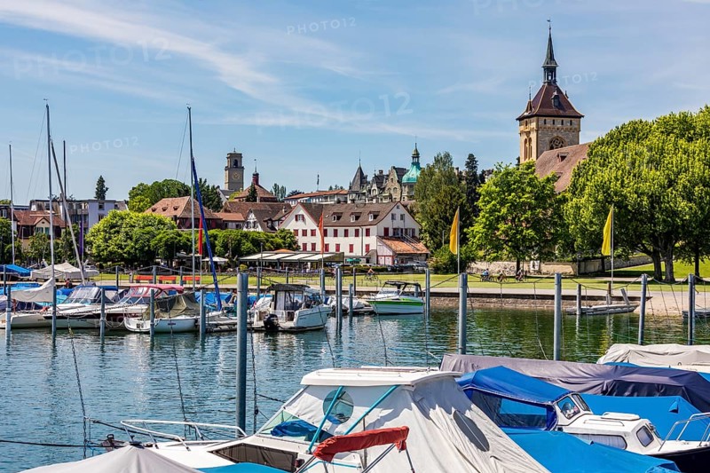 Sportboote im Hafen vor der Uferpromenade