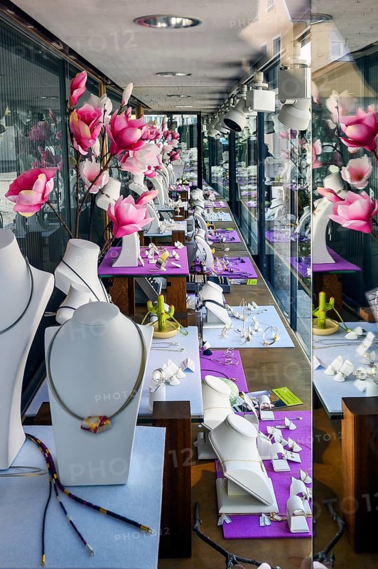 Schaufenster eines Juweliers mit Bluetenschmuck