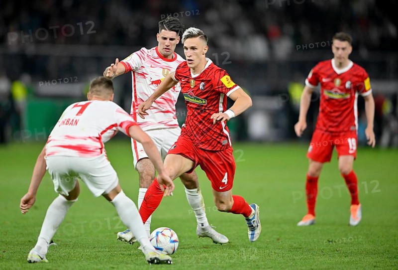 Duel Nico Schlotterbeck SC Freiburg SCF against Willi Orban RasenBallsport Leipzig RBL