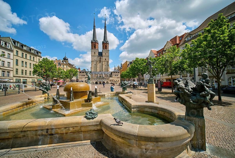 Goebelbrunnen by sculptor Bernd Goebel and Marktkirche Unser Lieben Frauen