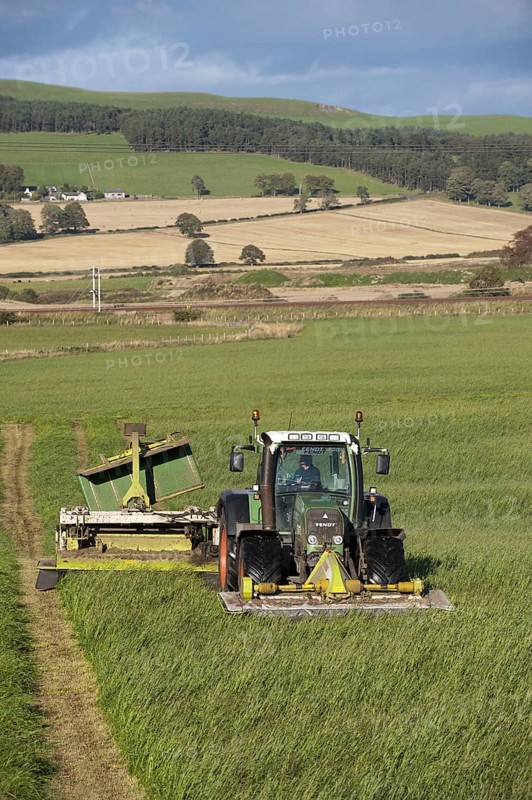 Second cut mowing with front and rear mounted mower conditioners on Fendt tractor