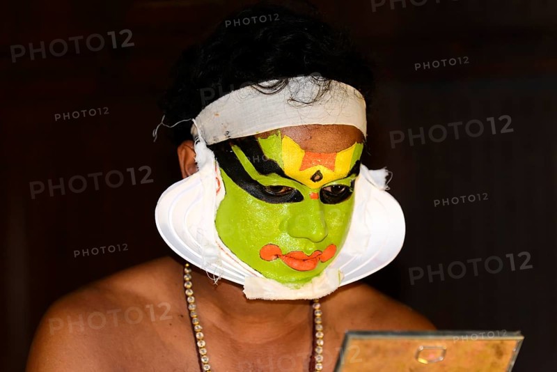 Kathakali dancer putting on make-up