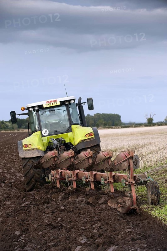 Claas 640 Axion tractor with five-furrow reversible plough