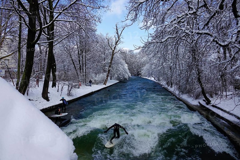 Surfers at the Eisbach wave below Prinzregentenstrasse