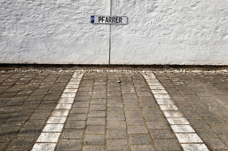 Leerer Pfarrerparkplatz