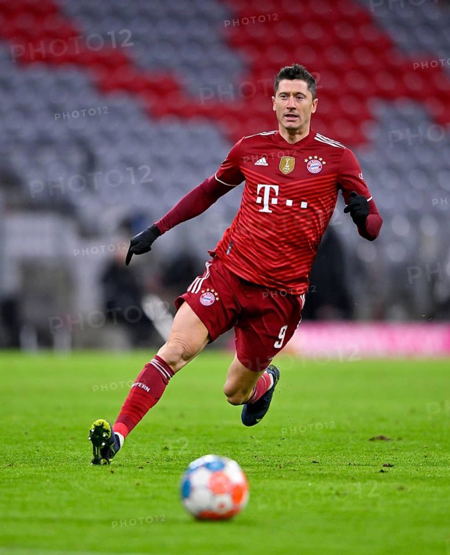Robert Lewandowski FC Bayern Munich FCB 09 on the ball