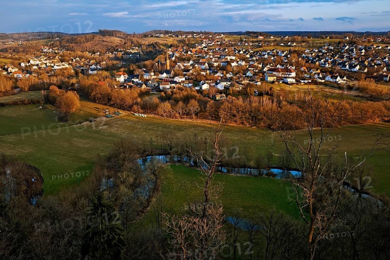 Der Fluss Moehne im Tal mit dem Ortsteil Allagen im Abendlicht