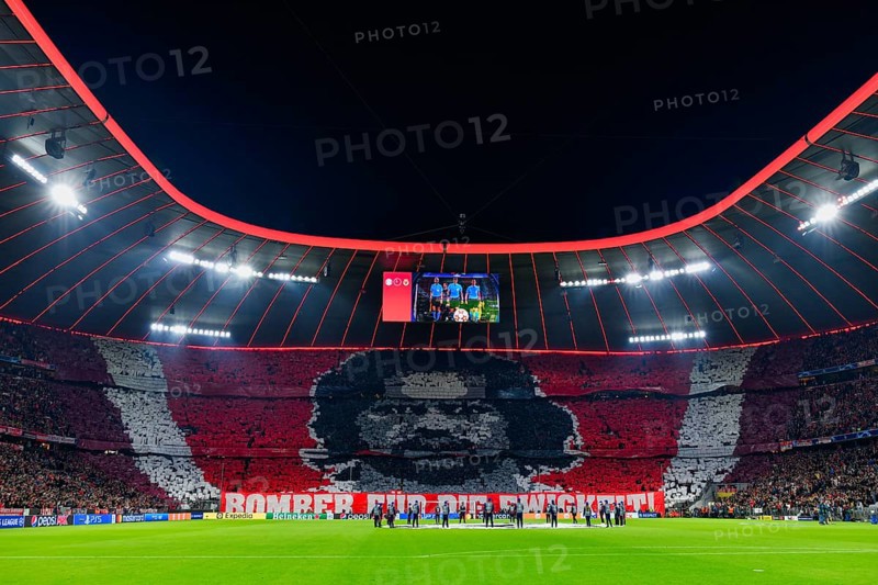 Fanchoreographie zu Ehren des ehemaligen Stuermers Gerd Mueller