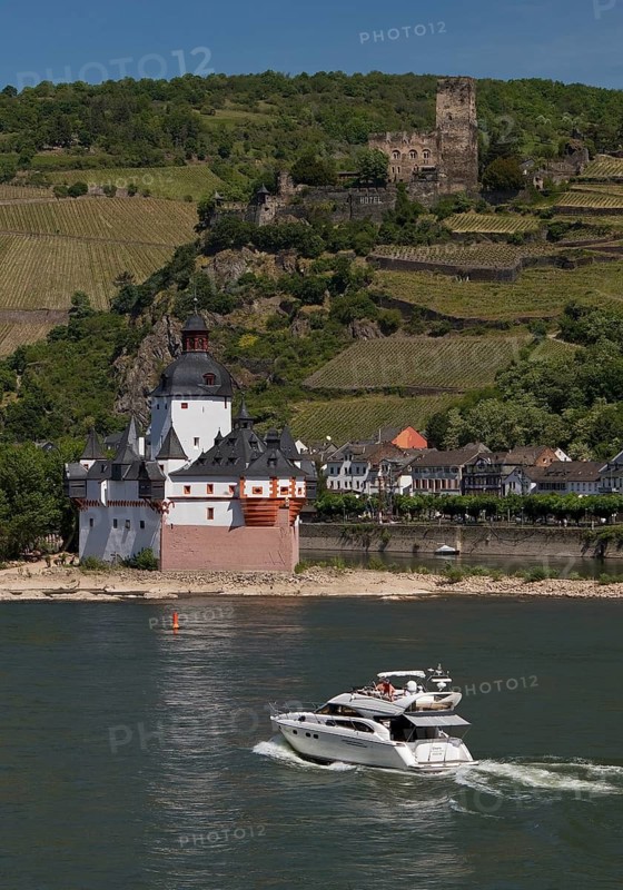 Gutenfels Castle and Pfalzgrafenstein Castle with pleasure boat