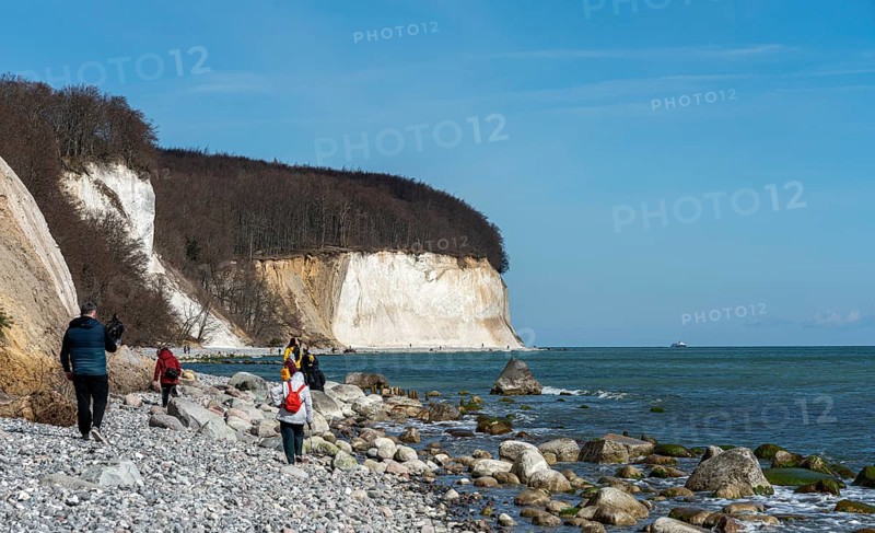 Touristen und Wanderer an den Kreidefelsen der Piratenschlucht in Sassnitz