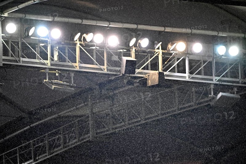 Flutlichtanlage bei starken Regenfaellen Mercedes-Benz Arena