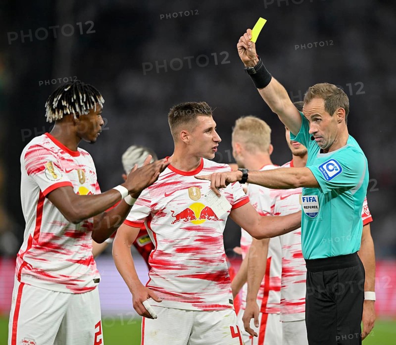 Referee Referee Sascha Stegemann shows Mohamed Simakan RasenBallsport Leipzig RBL