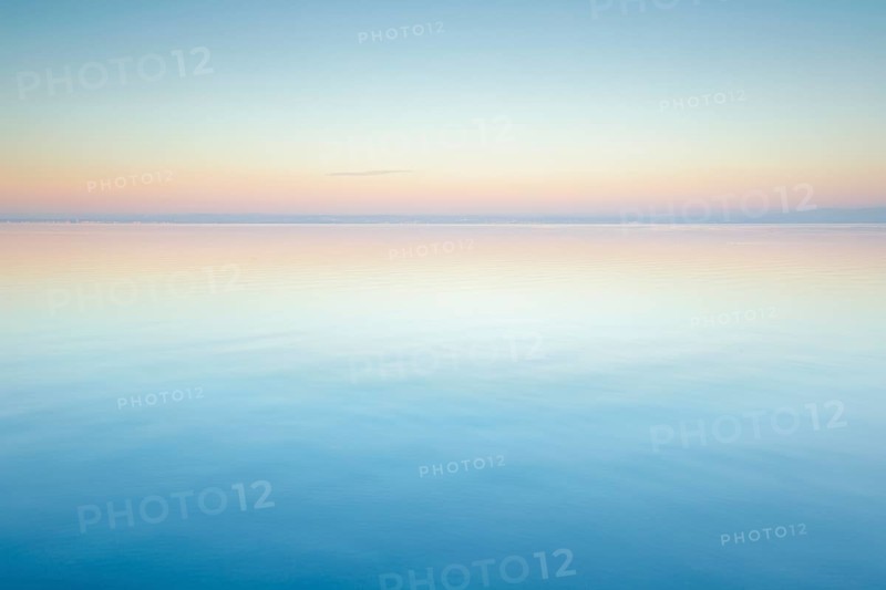 Abendstimmung ueber dem Bodensee Aussicht von Arbon im Kanton Thurgau